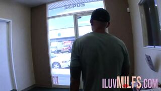 Tattooed artist seduced into a bj while tattooing him
